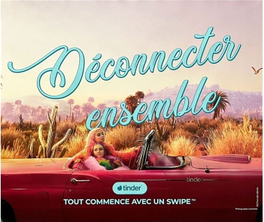 Tinder, affiche originale « Déconnecter ensemble »