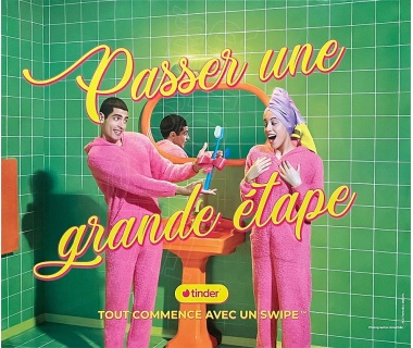 Tinder, affiche originale « Passer une grande étape »
