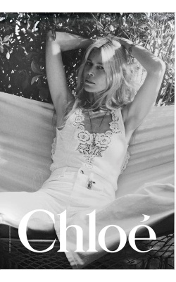 Affiche originale Claudia Schiffer pour Chloé, "Claudia dans un Hammac"