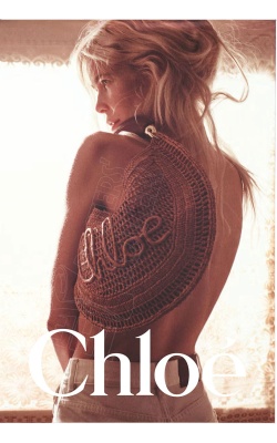Affiche originale Claudia Schiffer pour Chloé, "Claudia avec sac en osier"