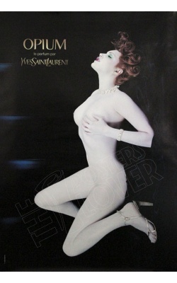 Opium le parfum par YSL - Femme nue allongée